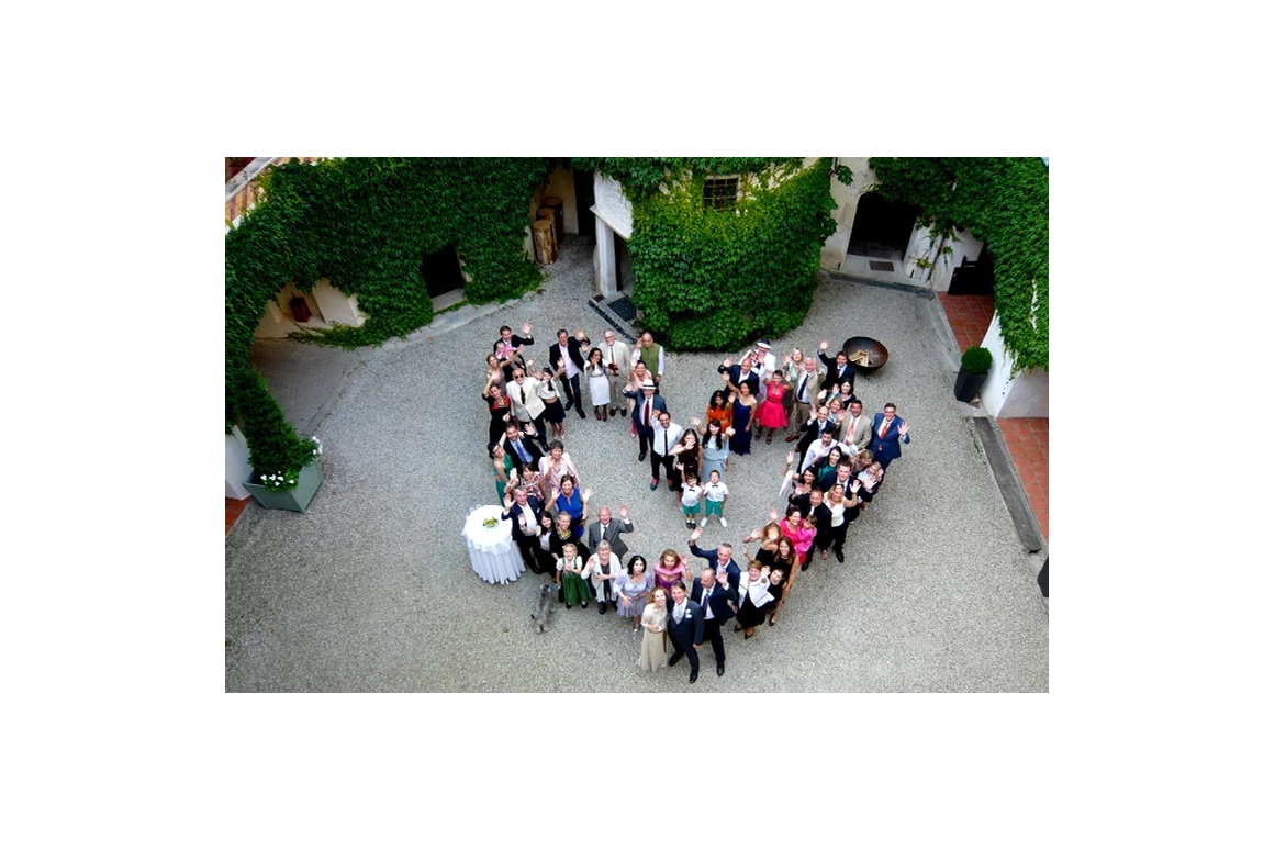 Hochzeit: Gruppenfoto im Innenhof des Schloss Ernegg - Schloss Ernegg