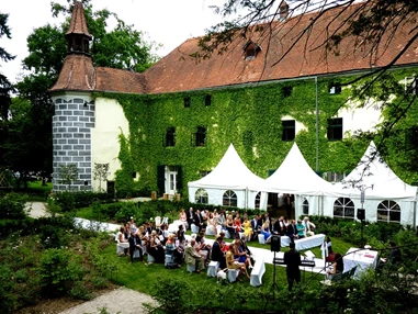 Hochzeit: Standesamtliche Trauung im englischen Garten des Schloss Ernegg - Schloss Ernegg