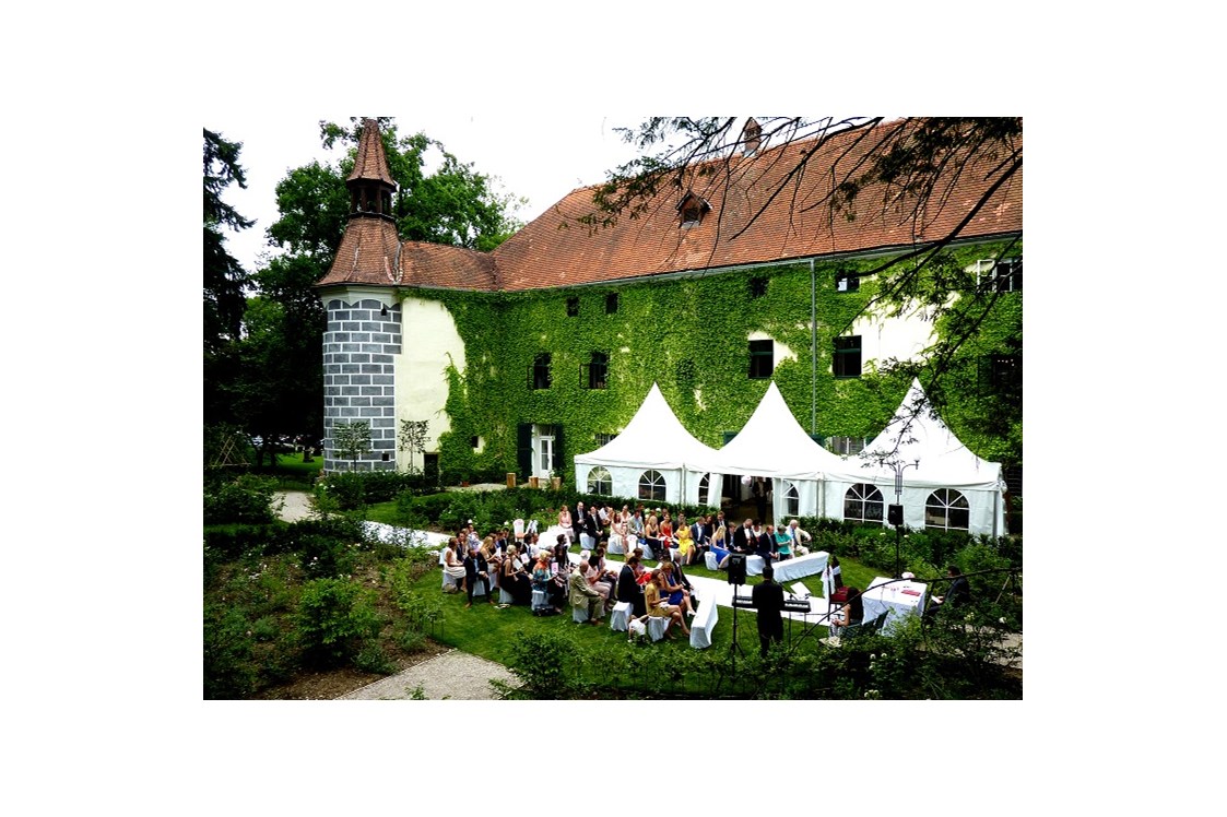Hochzeit: Standesamtliche Trauung im englischen Garten des Schloss Ernegg - Schloss Ernegg