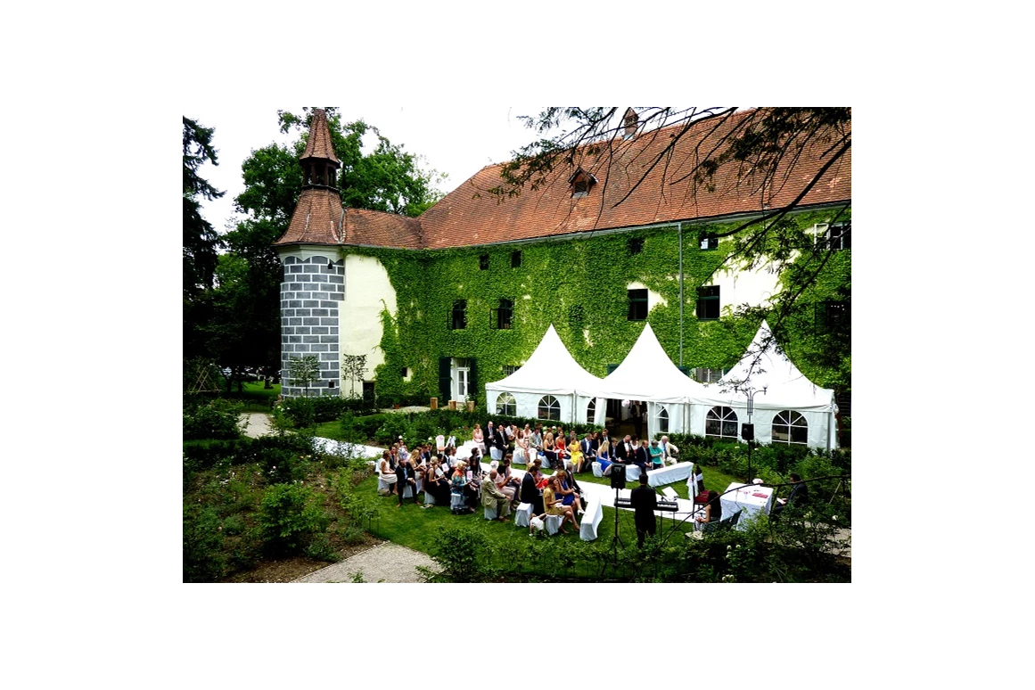 Hochzeit: Standesamtliche Trauung im englischen Garten des Schloss Ernegg - Schloss Ernegg
