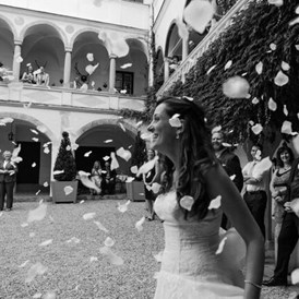 Hochzeit: Rosenregen im Arkadenhof - Schloss Ernegg