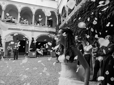 Hochzeit: Rosenregen im Arkadenhof - Schloss Ernegg