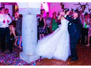 Hochzeit: An der Tanzbar im Schloss Ernegg lässt sich die Hochzeit bis in die Nachtstunden feiern. - Schloss Ernegg