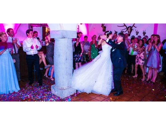 Hochzeit: An der Tanzbar im Schloss Ernegg lässt sich die Hochzeit bis in die Nachtstunden feiern. - Schloss Ernegg