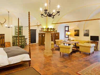 Hochzeit: Nach dem Tanzen geht es dann in eine der vielen Suiten des Schloss Ernegg - am Bild - die Waffenkammer... - Schloss Ernegg