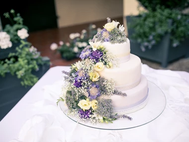 Hochzeit: Eine Hochzeitstorte darf im Schloss Ernegg selbstverständlich nicht fehlen. - Schloss Ernegg