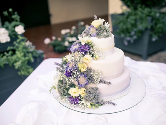 Hochzeit: Eine Hochzeitstorte darf im Schloss Ernegg selbstverständlich nicht fehlen. - Schloss Ernegg