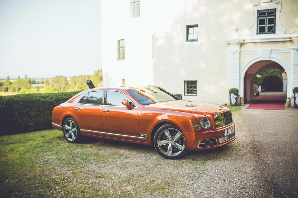 Hochzeit: Mit der Pferdekutsche oder der Limousine bis zum Eingang des Schloss Ernegg. - Schloss Ernegg