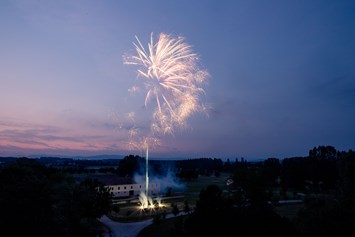 Hochzeit: Mit einem abschließenden Feuerwerk lässt sich die Hochzeitsfeier herrlich abrunden. - Schloss Ernegg