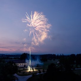 Hochzeit: Mit einem abschließenden Feuerwerk lässt sich die Hochzeitsfeier herrlich abrunden. - Schloss Ernegg