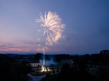 Hochzeit: Mit einem abschließenden Feuerwerk lässt sich die Hochzeitsfeier herrlich abrunden. - Schloss Ernegg
