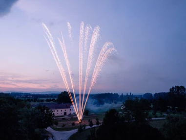 Hochzeit: Das Schloss Ernegg bietet die Möglichkeit ein Feuerwerk zu veranstalten. - Schloss Ernegg