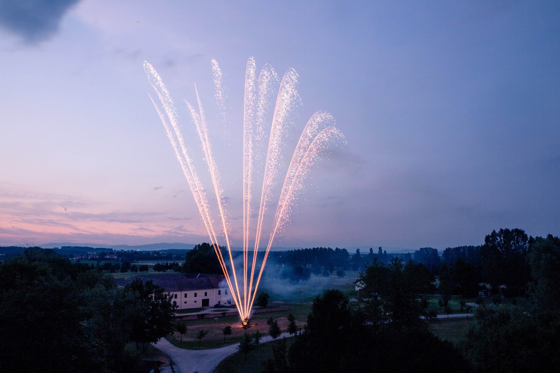 Hochzeit: Das Schloss Ernegg bietet die Möglichkeit ein Feuerwerk zu veranstalten. - Schloss Ernegg