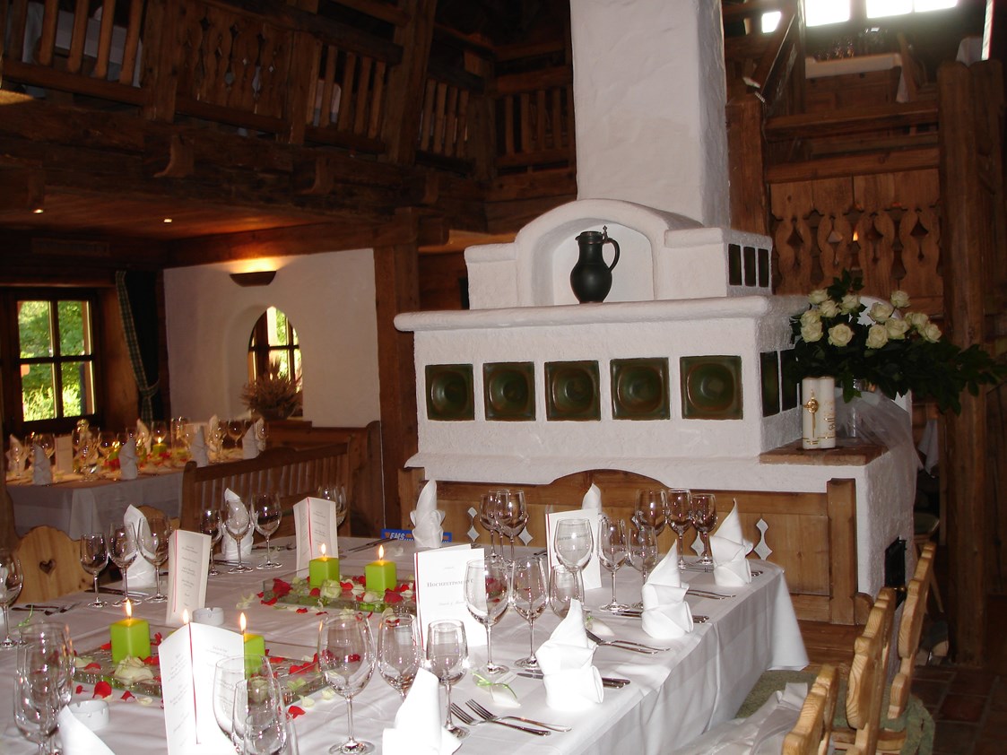 Hochzeit: Der gemütliche Kamin im Festsaal des Laimer Urschlag in Strobl. - Laimer-Urschlag