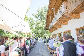 Hochzeit: Eheschließung im Freien im Laimer Urschlag in Strobl.
Foto © sandragehmair.com - Laimer-Urschlag