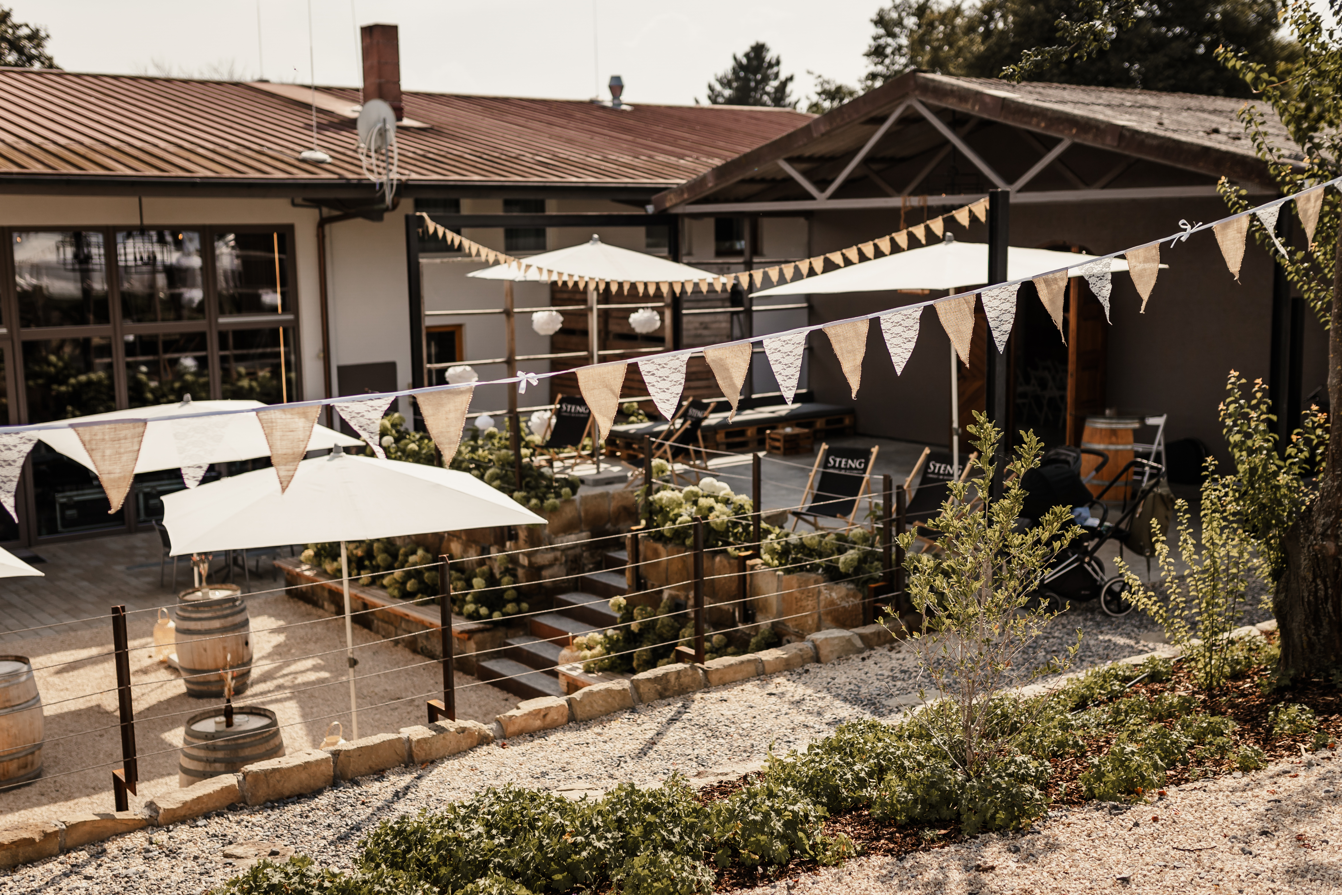 Hochzeit: Blick auf die Terrasse des Landgut Steng - STENG Landgut am Rotenberg