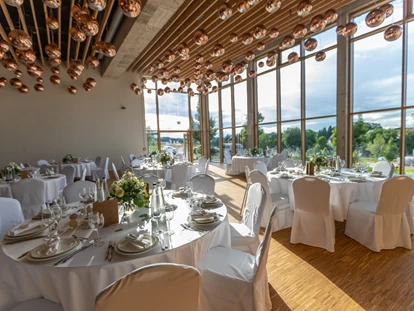 Matrimonio - Haag an der Amper - Unser Prachtstück mit 375 m2 und mehr als 200 Lichtkugeln ist perfekt für große Kongresse, Produktpräsentationen und Bankettveranstaltungen für bis zu 200 Personen. Sie möchten Ihr neues Fahrzeug präsentieren oder einen Innovationspreis im Rahmen einer Gala vergeben? Das Ecoplenum bietet viel Raum für kreative Ideen. Die imposante Fensterfront und einer Raumhöhe von bis zu 8,5 m machen diesen Raum zu einem besonderen Hingucker.
Auf der Halle wartet unsere Dachterrasse mit einem sensationellen Blick über Pfaffenhofen auf Sie und Ihre Gäste. Ob Empfang, After-work-Party, oder Sommerlounge: hier ist Raum für besondere Momente unter freiem Himmel.
Selbstverständlich lassen sich hier auch private Events trefflich feiern: setzen Sie besondere Glanzpunkte bei Hochzeiten, Sommerfesten und Familienfeiern. - Hotel Alea Eco