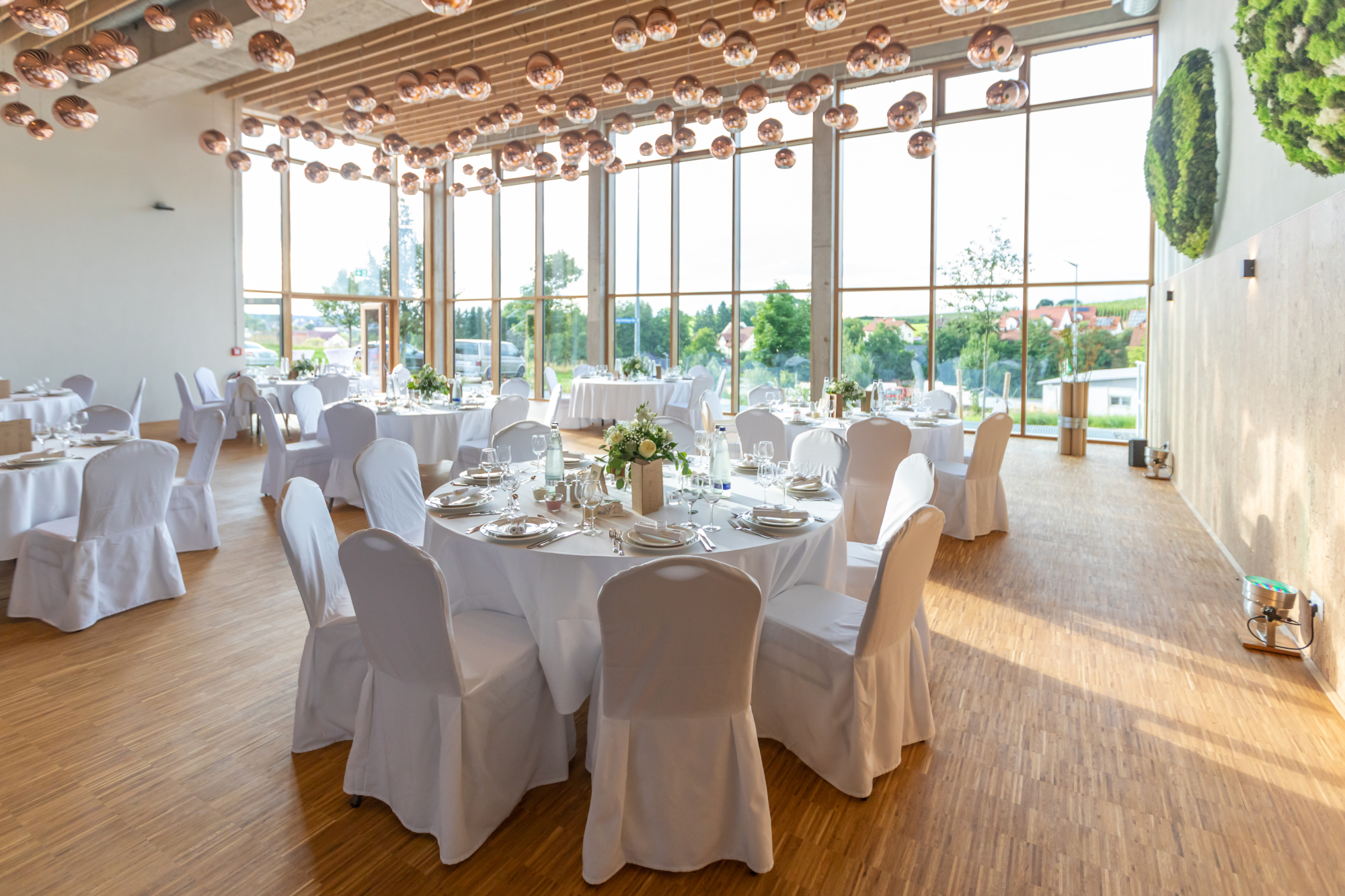 Mariage - Hochzeits-Stil: Boho - Allemagne - ‍Unser Prachtstück mit 375 m2 und mehr als 200 Lichtkugeln ist perfekt für große Kongresse, Produktpräsentationen und Bankettveranstaltungen für bis zu 200 Personen. Sie möchten Ihr neues Fahrzeug präsentieren oder einen Innovationspreis im Rahmen einer Gala vergeben? Das Ecoplenum bietet viel Raum für kreative Ideen. Die imposante Fensterfront und einer Raumhöhe von bis zu 8,5 m machen diesen Raum zu einem besonderen Hingucker.

Auf der Halle wartet unsere Dachterrasse mit einem sensationellen Blick über Pfaffenhofen auf Sie und Ihre Gäste. Ob Empfang, After-work-Party, oder Sommerlounge: hier ist Raum für besondere Momente unter freiem Himmel.

Selbstverständlich lassen sich hier auch private Events trefflich feiern: setzen Sie besondere Glanzpunkte bei Hochzeiten, Sommerfesten und Familienfeiern. - Hotel Alea Eco