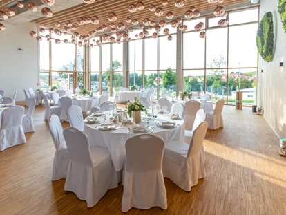 Matrimonio - Haag an der Amper - Unser Prachtstück mit 375 m2 und mehr als 200 Lichtkugeln ist perfekt für große Kongresse, Produktpräsentationen und Bankettveranstaltungen für bis zu 200 Personen. Sie möchten Ihr neues Fahrzeug präsentieren oder einen Innovationspreis im Rahmen einer Gala vergeben? Das Ecoplenum bietet viel Raum für kreative Ideen. Die imposante Fensterfront und einer Raumhöhe von bis zu 8,5 m machen diesen Raum zu einem besonderen Hingucker.
Auf der Halle wartet unsere Dachterrasse mit einem sensationellen Blick über Pfaffenhofen auf Sie und Ihre Gäste. Ob Empfang, After-work-Party, oder Sommerlounge: hier ist Raum für besondere Momente unter freiem Himmel.
Selbstverständlich lassen sich hier auch private Events trefflich feiern: setzen Sie besondere Glanzpunkte bei Hochzeiten, Sommerfesten und Familienfeiern. - Hotel Alea Eco