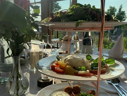 Matrimonio - Haag an der Amper - Unsere Vorspeisen-Etagieren bieten Ihnen eine vielfältige Auswahl an delikaten Köstlichkeiten, die nicht nur den Gaumen, sondern auch das Auge verwöhnen. Mit Liebe zum Detail und hochwertigen Zutaten kreieren wir kleine, feine Häppchen, die perfekt aufeinander abgestimmt sind. - Hotel Alea Eco