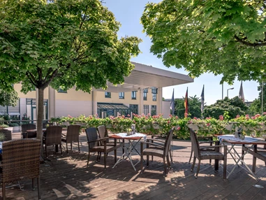 Hochzeit: Eure Sommerhochzeit im Garten. - Munich Airport Marriott Hotel