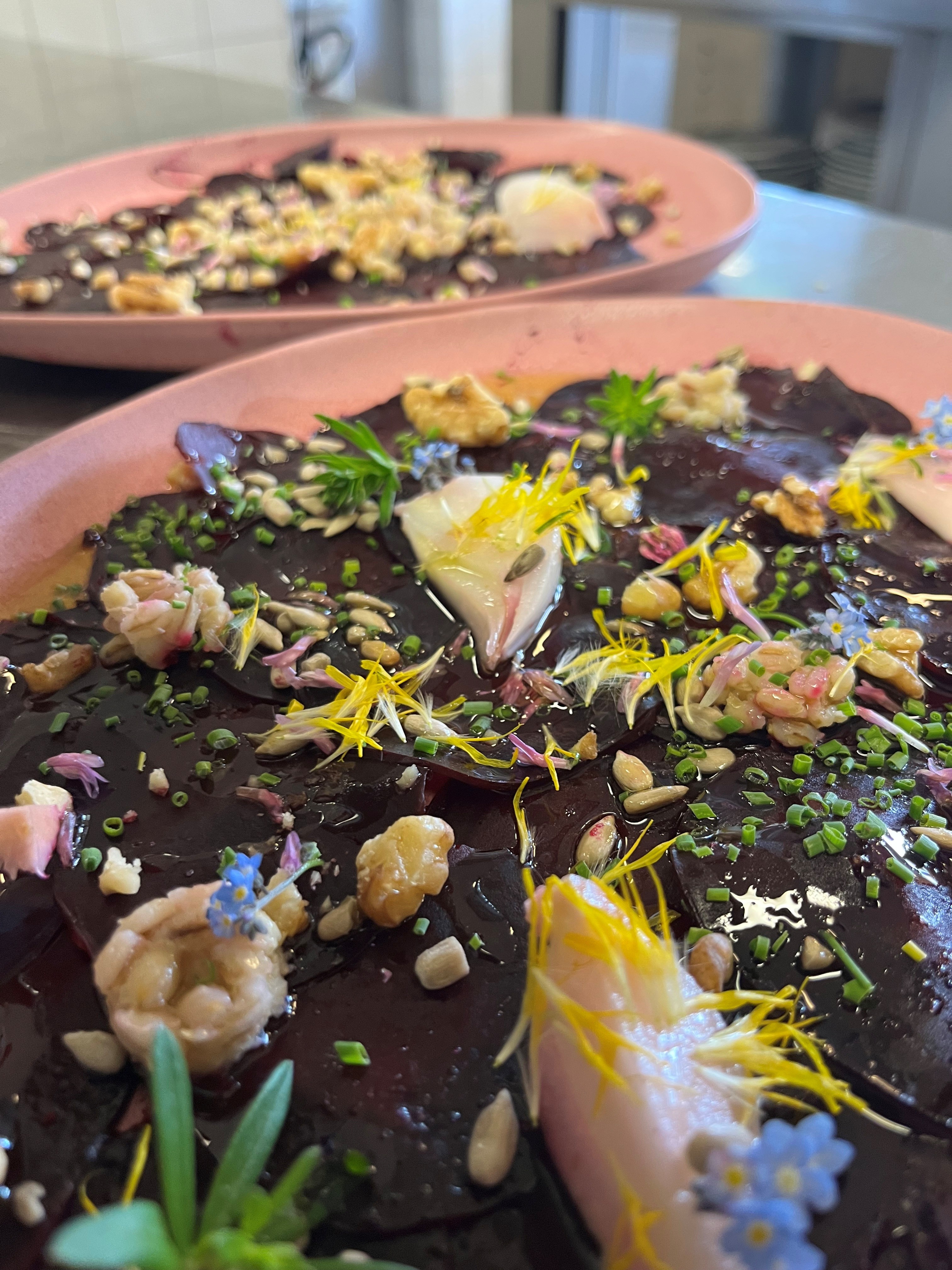 Hochzeitslocation: Rote Rübencarpaccio mit Bio Bert, Nüssen und Kräuter - Schüttalm
