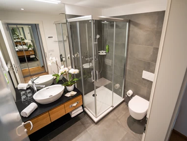 Hochzeitslocation: Neu renovierte Badezimmer in der Kat. Schloss - Hotel Wesenufer