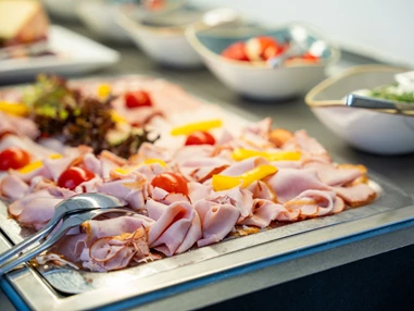 Hochzeitslocation: Frühstücksbuffet mit regionalen Köstlichkeiten - Hotel Wesenufer