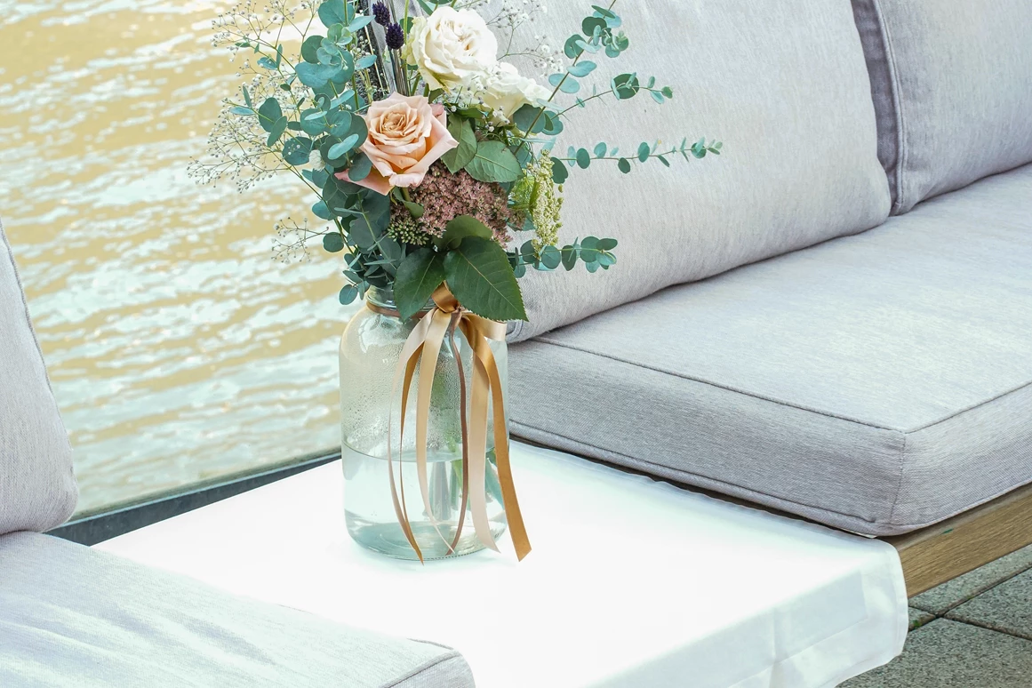 Hochzeitslocation: Gemütliche Sitzgelegenheiten auf der Donauterrasse - Hotel Wesenufer