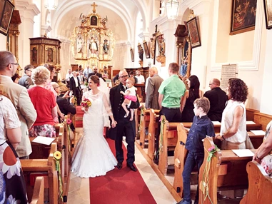 Hochzeitslocation: Die Kirche befindet sich in unmittelbarer Nähe - ca. 200 m vom Hotel - Hotel Wesenufer