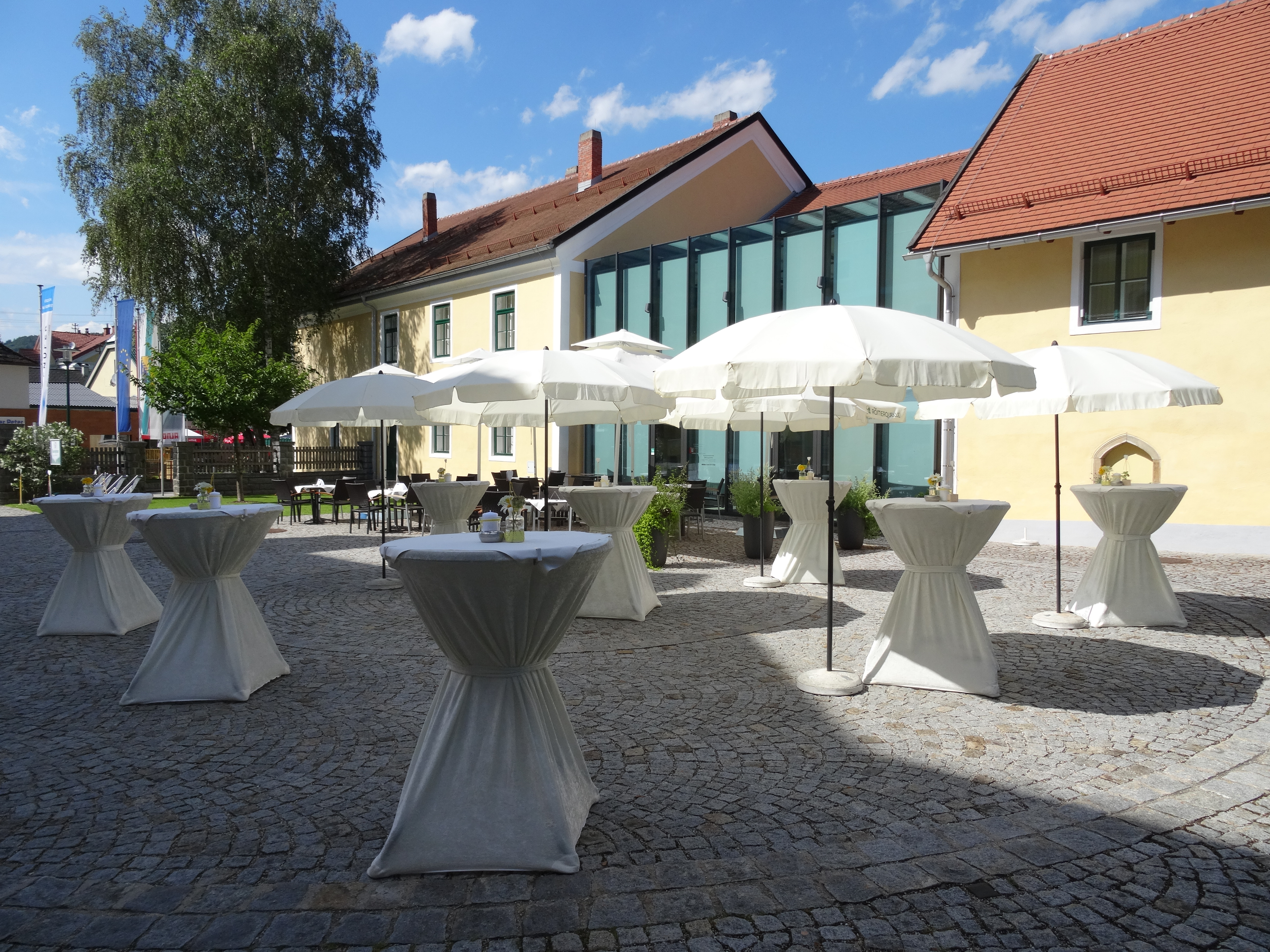 Hochzeitslocation: Empfang im Innenhof - Hotel Wesenufer