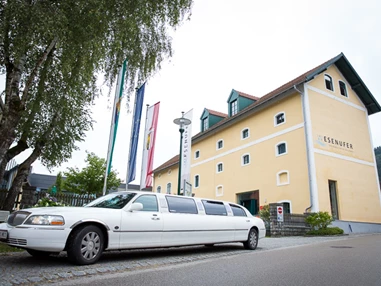 Hochzeitslocation: Genügend Platz für das Brautauto - Hotel Wesenufer