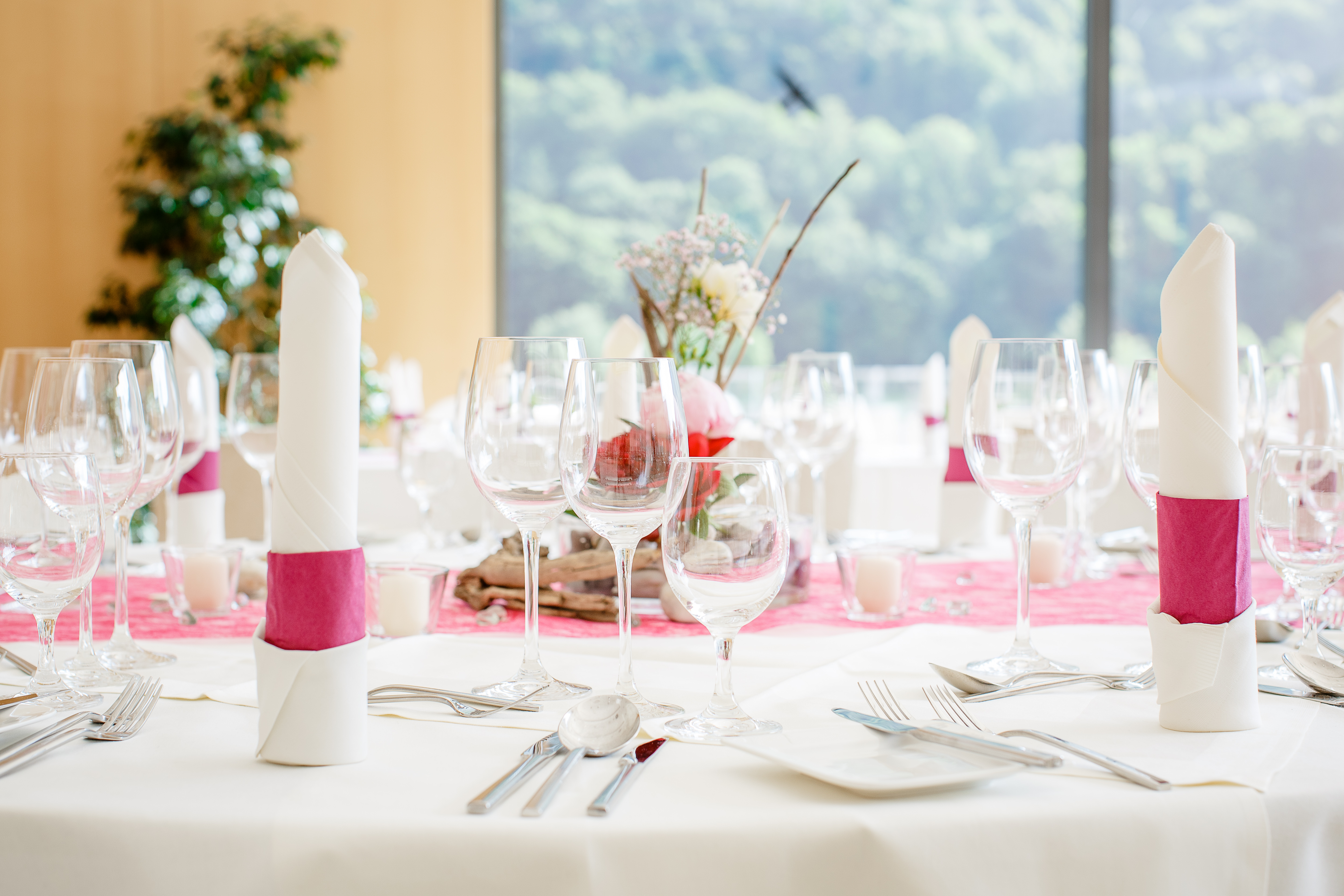 Hochzeitslocation: Traumhaft gedeckte Tafel mit Ausblick - Hotel Wesenufer