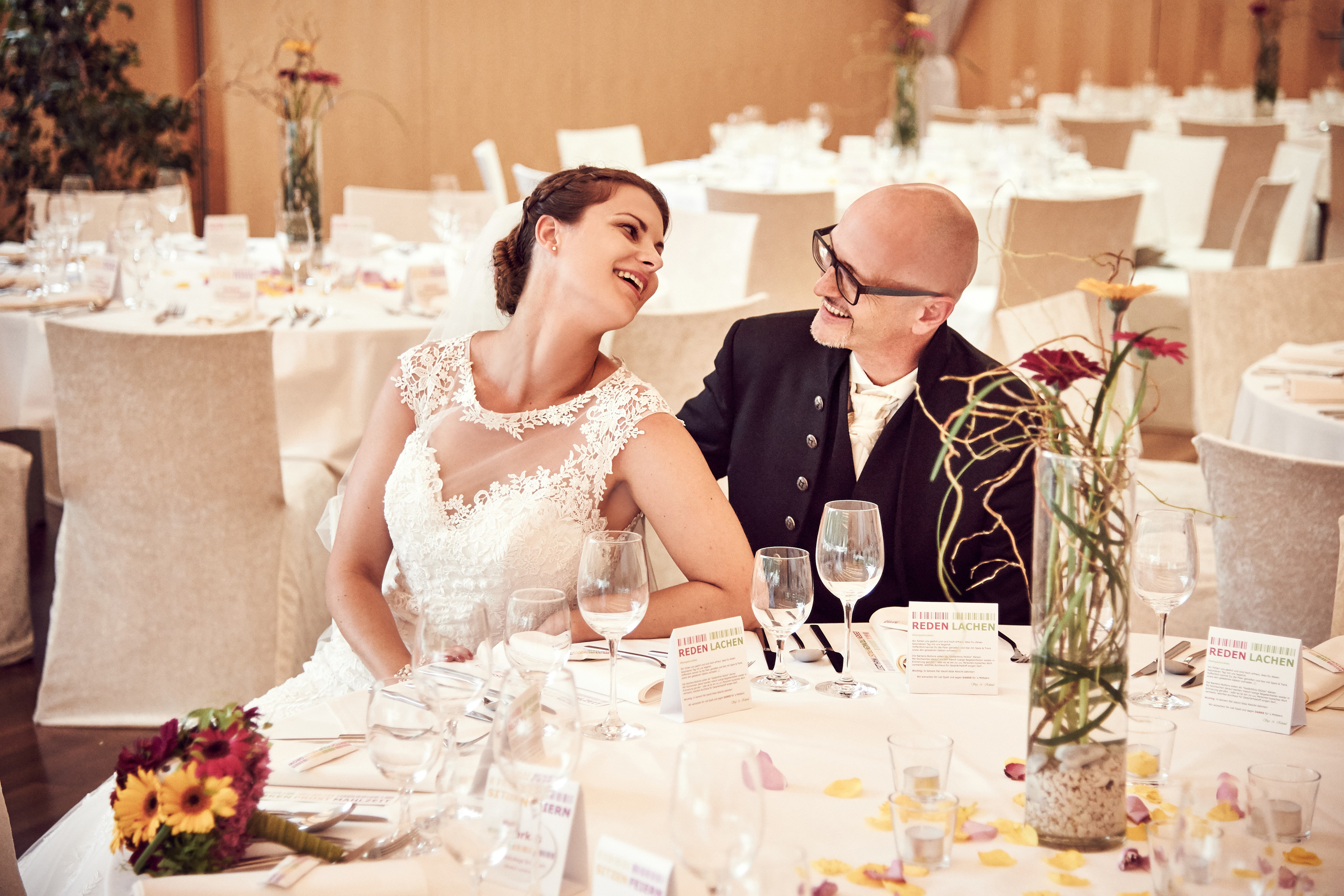 Hochzeitslocation: Saal mit Banketttische - Hotel Wesenufer