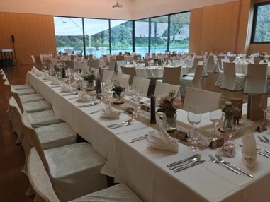 Hochzeitslocation: Saal Donau Bankett und Tischreihen - Hotel Wesenufer