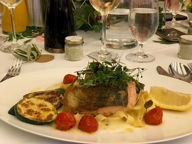 Hochzeitslocation: Regional und frisch gekocht - Hotel Wesenufer