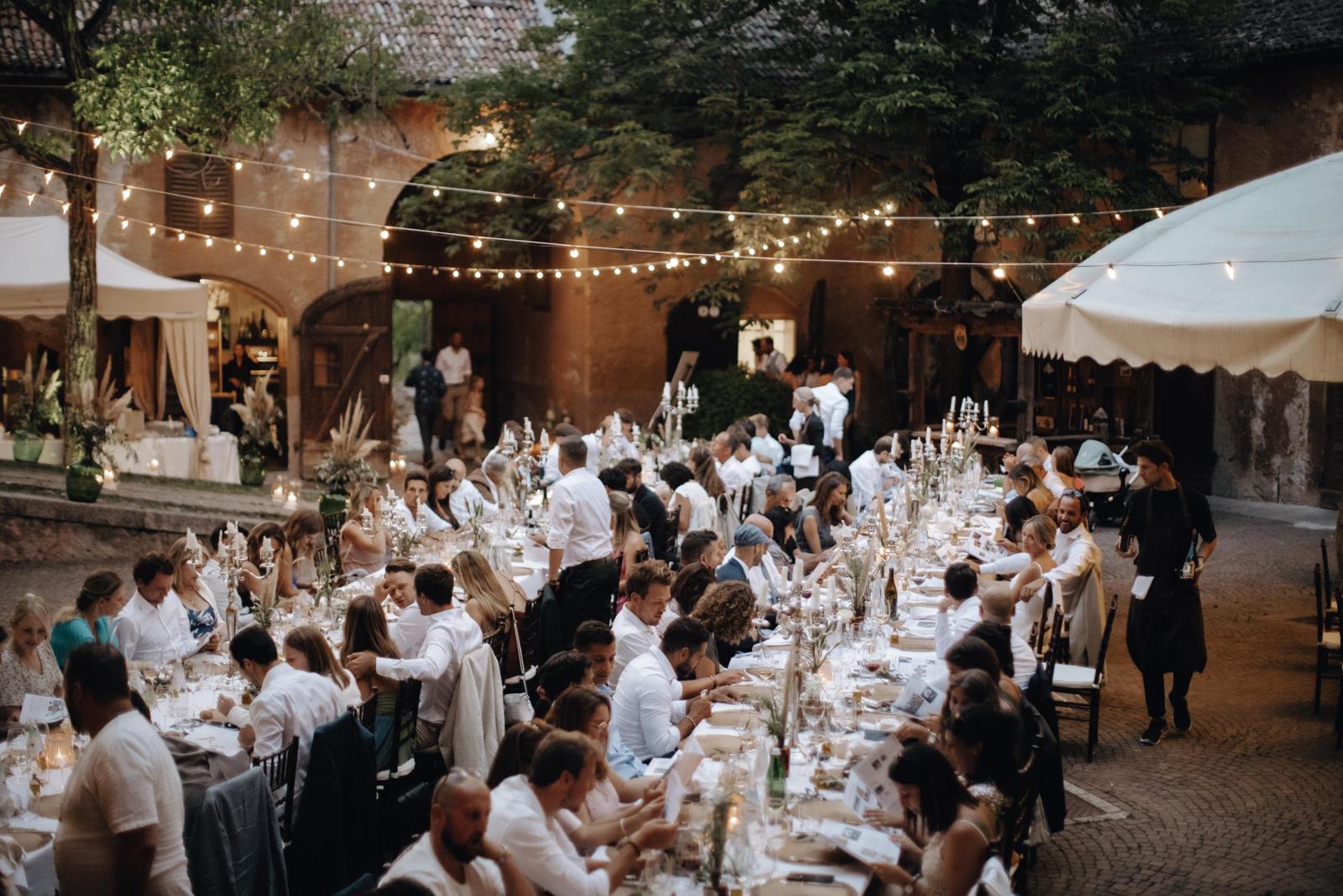 Hochzeitslocation: Hochzeitsdinner im Schlosshof - Weingut Schloss Rametz