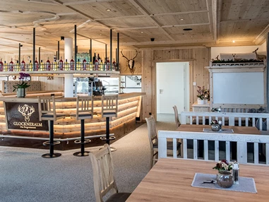 Hochzeit: Von der Glockner Stube, die aus Altholz gefertigt wurde hat man einen tollen Blick auf den Großglockner und dem Kitzsteinhorn - Bergrestaurant Glockneralm