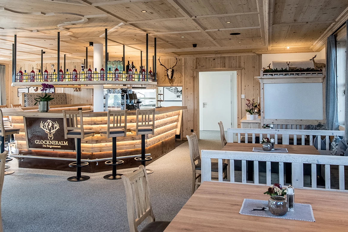Hochzeit: Von der Glockner Stube, die aus Altholz gefertigt wurde hat man einen tollen Blick auf den Großglockner und dem Kitzsteinhorn - Bergrestaurant Glockneralm