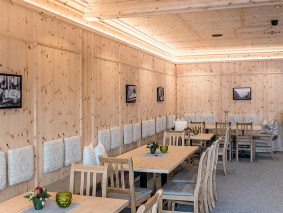 Hochzeit: Unsere Zirbenstube ist perfekt für eine Trauung drinnen, im schönen aber modernen Almhüttenambiente - Bergrestaurant Glockneralm