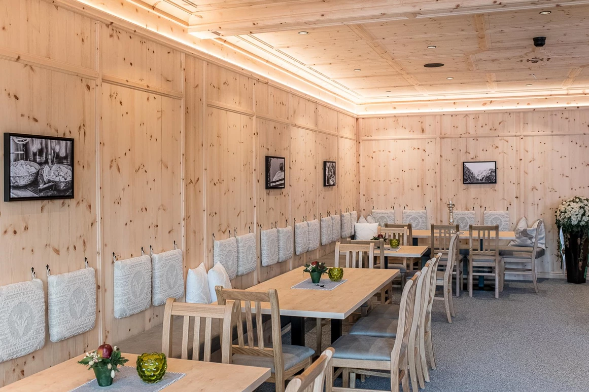 Hochzeit: Unsere Zirbenstube ist perfekt für eine Trauung drinnen, im schönen aber modernen Almhüttenambiente - Bergrestaurant Glockneralm