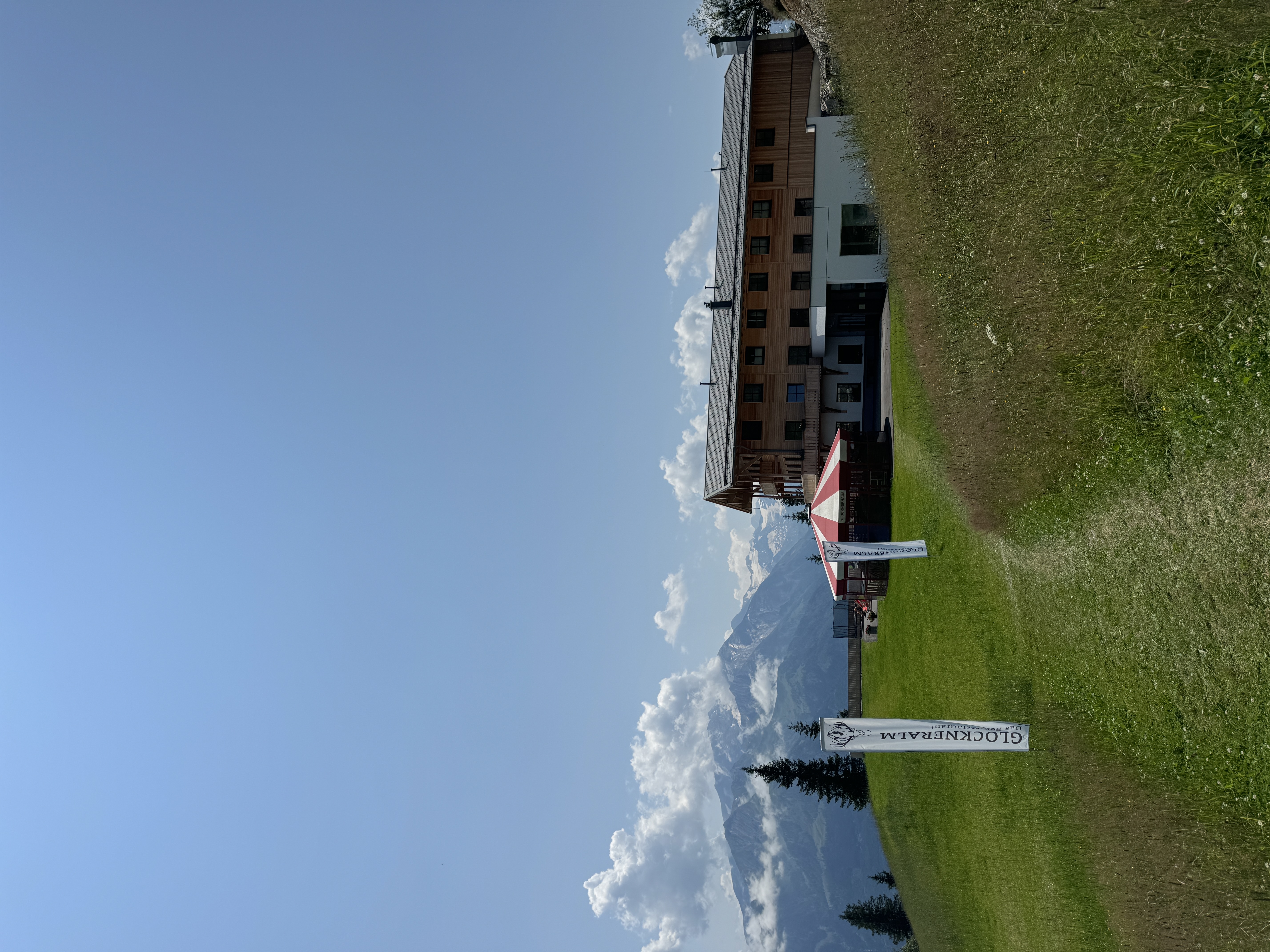 Hochzeitslocation: wunderschöner Blick auf die Glockneralm - Bergrestaurant Glockneralm