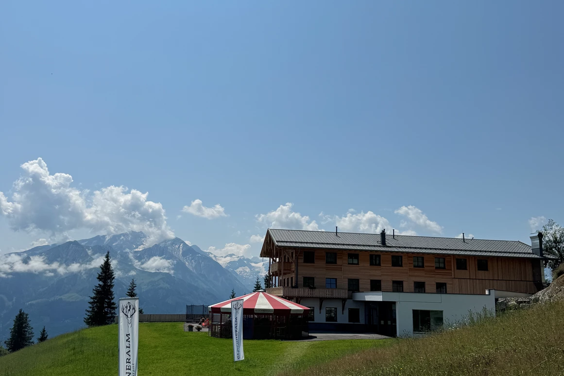 Hochzeit: wunderschöner Blick auf die Glockneralm - Bergrestaurant Glockneralm