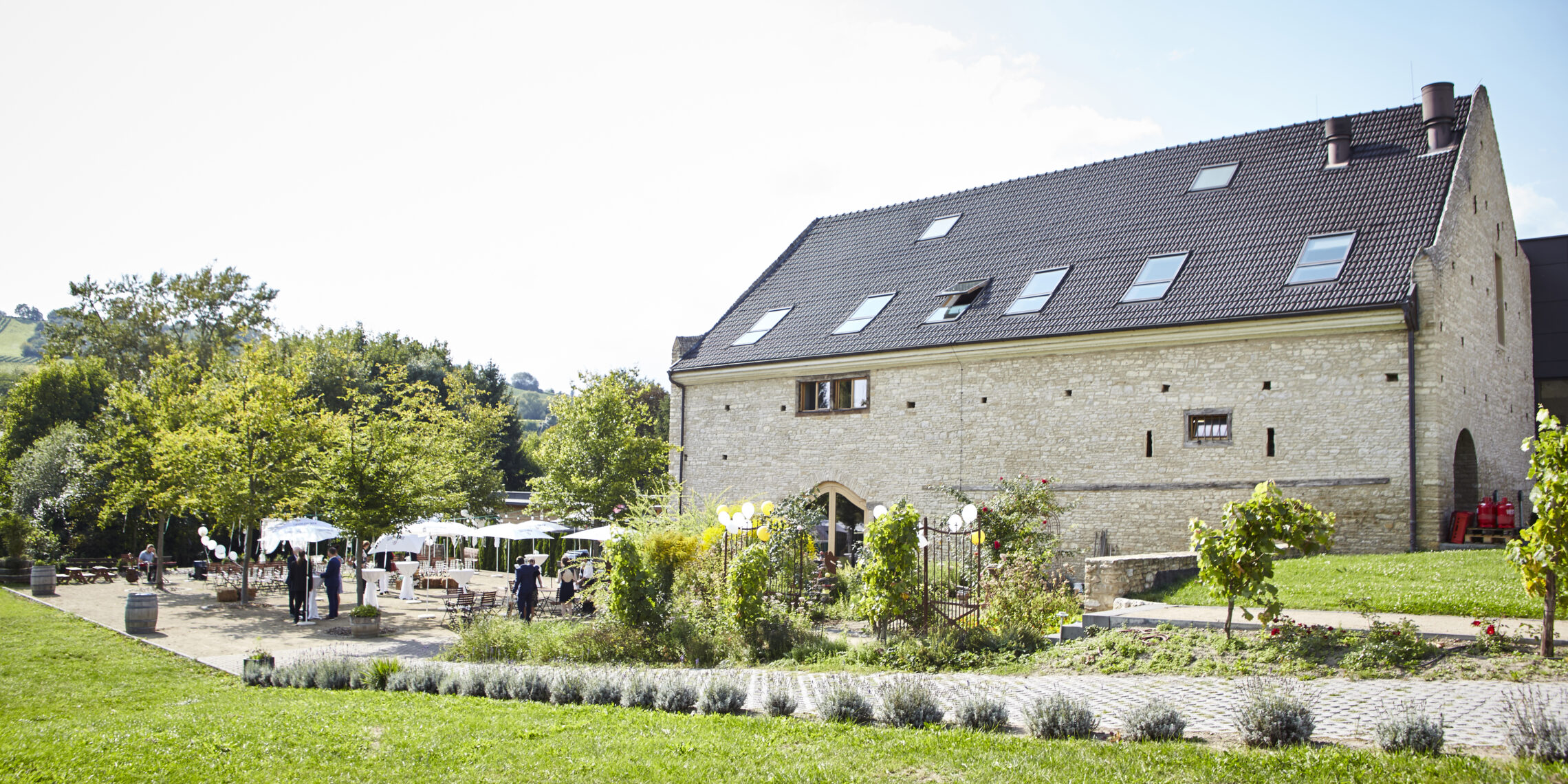 Mariage - Hochzeits-Stil: Boho - Allemagne - Außenansicht des Kloster Engelthals:
Weingarten mit Eingang zur Weinscheune und Zugang zum Oberlichtsaal - Wasem Kloster Engelthal