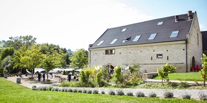 Mariage - Stromberg (Landkreis Bad Kreuznach) - Außenansicht des Kloster Engelthals:
Weingarten mit Eingang zur Weinscheune und Zugang zum Oberlichtsaal - Wasem Kloster Engelthal