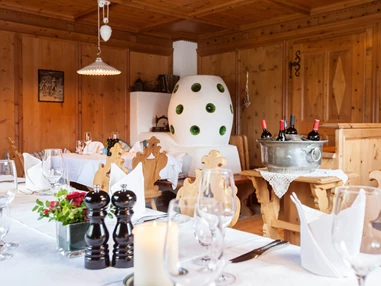 Hochzeitslocation: http://www.dassonnbichl.at/heiraten-in-den-bergen - Sonnbichl Stube