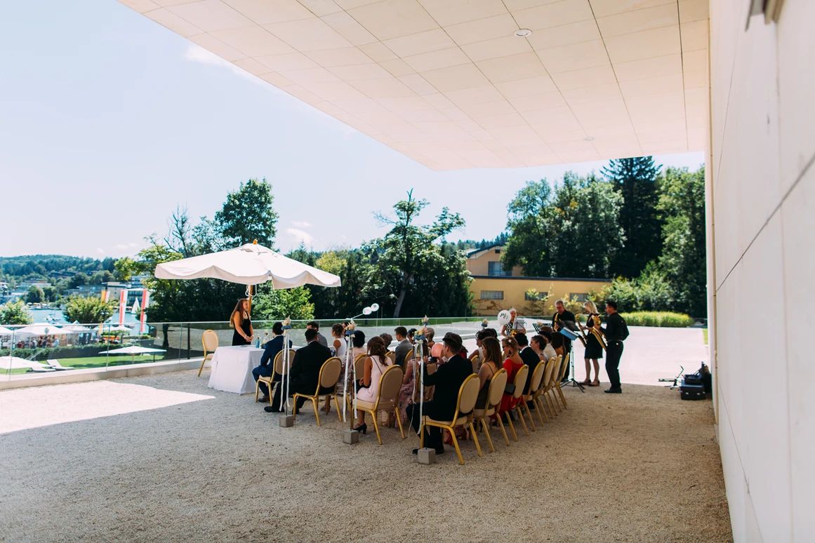 Hochzeit: Eine Trauung im Freien auf Schlosshotel Velden. - Falkensteiner Schlosshotel Velden