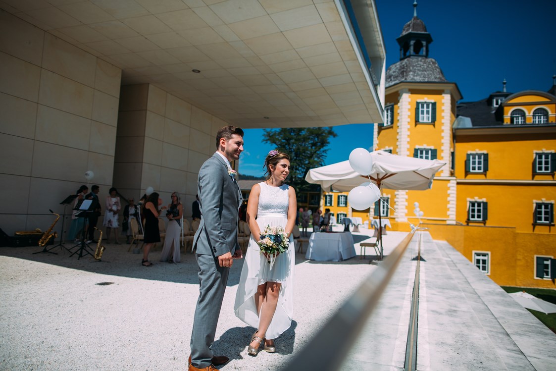 Hochzeit: Das Brautpaar vor dem Schlosshotel. - Falkensteiner Schlosshotel Velden
