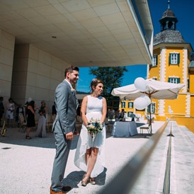 Hochzeit: Das Brautpaar vor dem Schlosshotel. - Falkensteiner Schlosshotel Velden