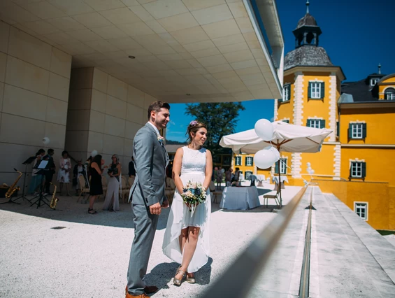 Hochzeit: Das Brautpaar vor dem Schlosshotel. - Falkensteiner Schlosshotel Velden